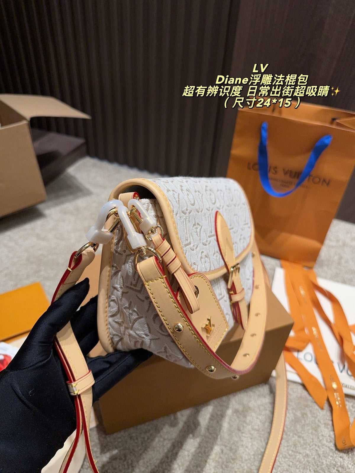 루이 비통 다이앤 엠보싱 숄더백 14