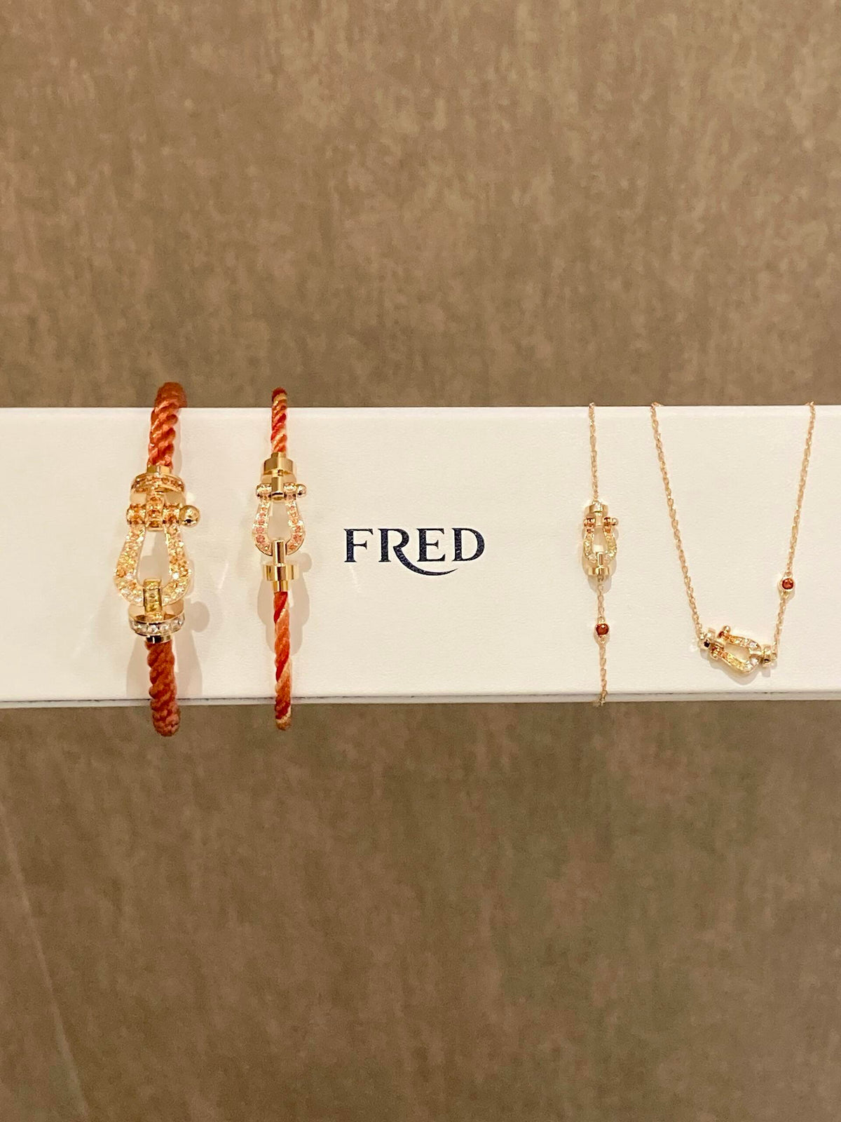 FRED ☀️따뜻한 여름 햇살과 주황빛 바람이 파도를 가르고 있어요! FRED✖️RG 콜라보레이션 시리즈