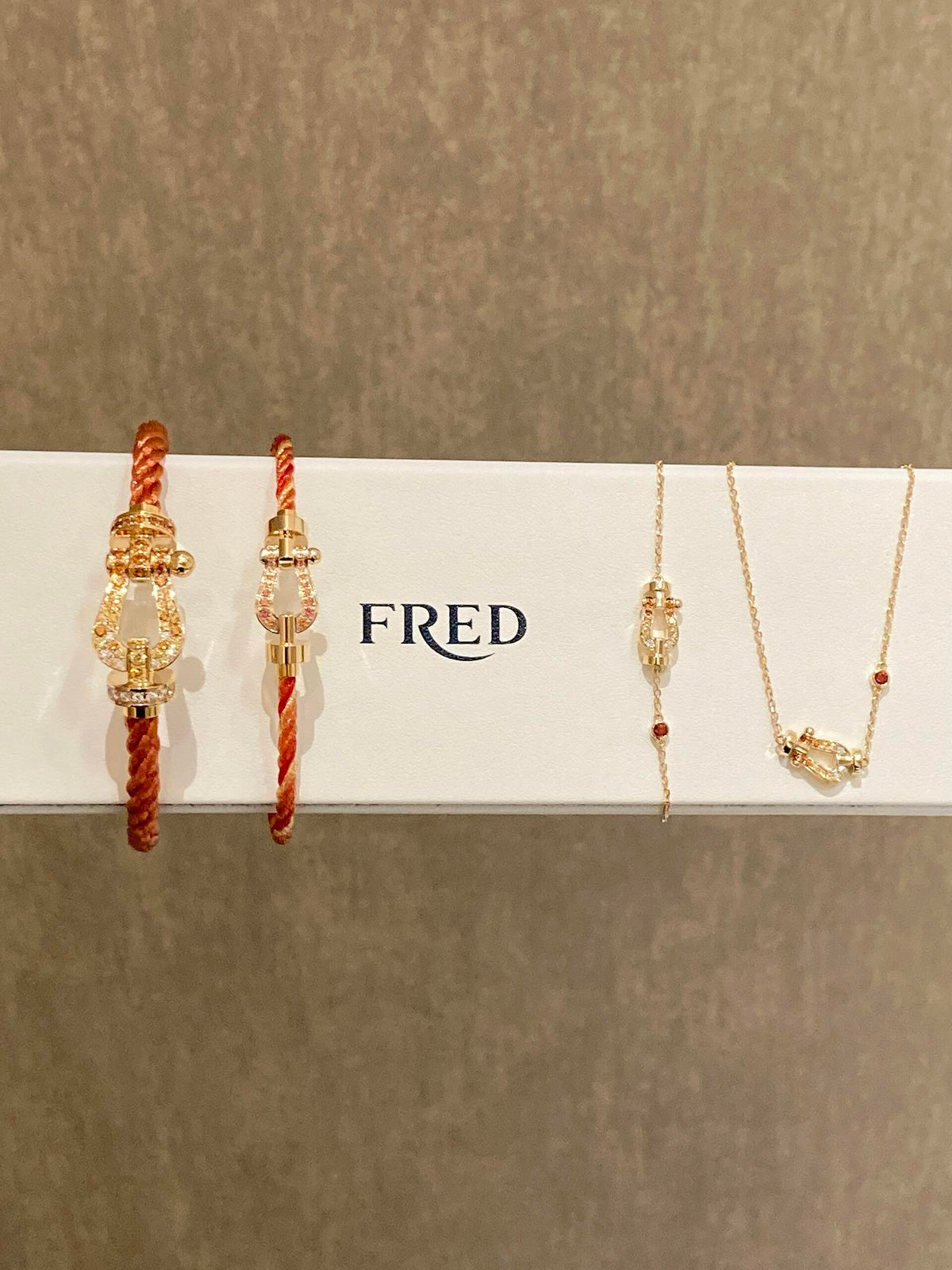 FRED ☀️따뜻한 여름 햇살과 주황빛 바람이 파도를 가르고 있어요! FRED✖️RG 콜라보레이션 시리즈