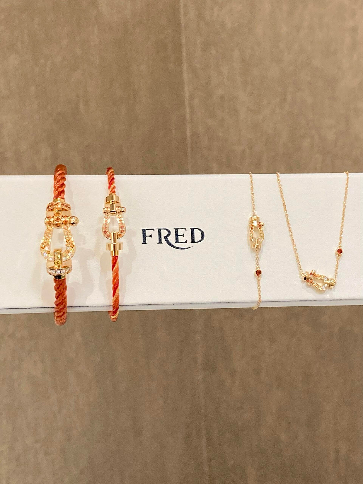 FRED ☀️따뜻한 여름 햇살과 주황빛 바람이 파도를 가르고 있어요! FRED✖️RG 콜라보레이션 시리즈