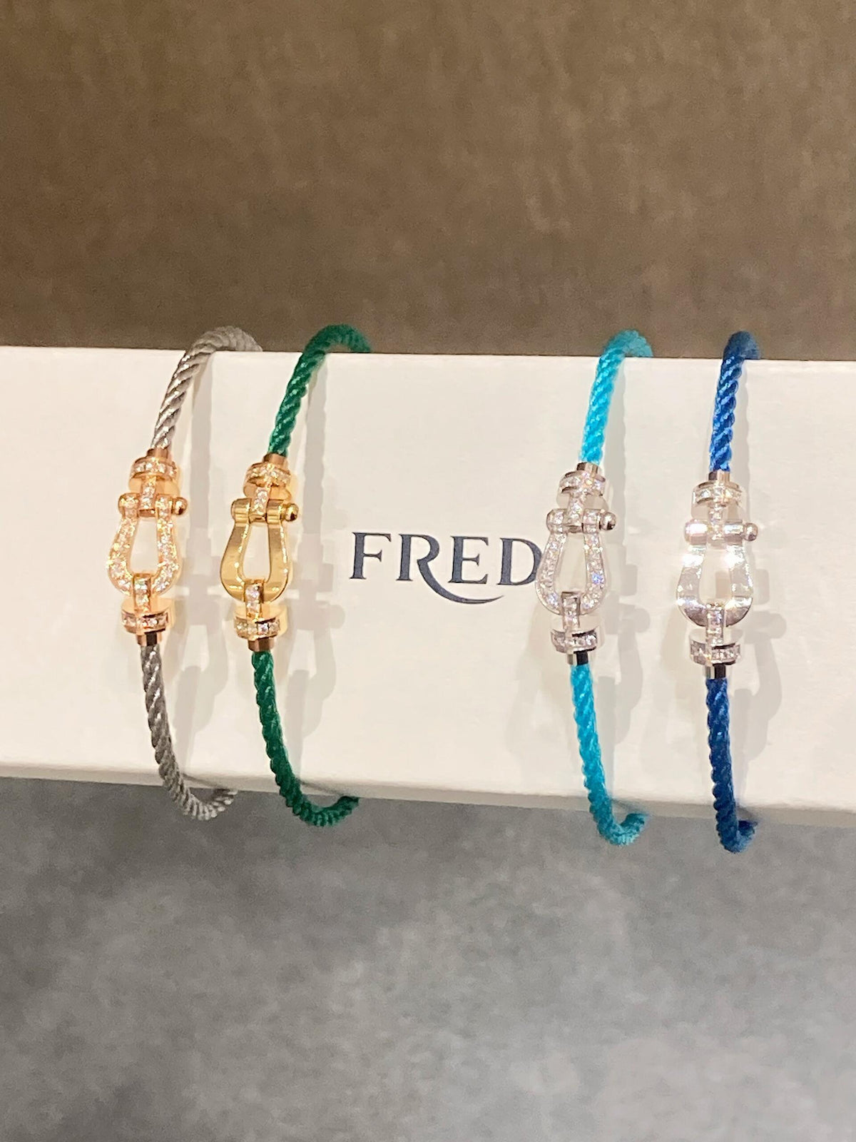 FRED ✨패셔너블하고 매력적이며 에너지가 넘칩니다! FRED는 당신에게 뭔가 다른 것을 제공합니다