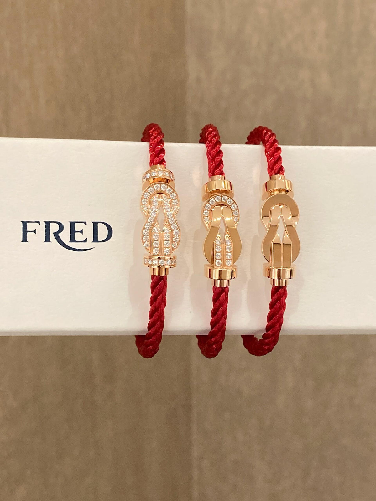 FRED ✨선물과 함께 사랑의 흔적을 남겨보세요! 당신의 사랑을 당신의 손에 착용하십시오!