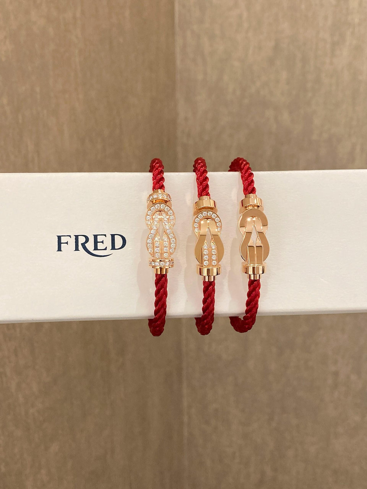 FRED ✨선물과 함께 사랑의 흔적을 남겨보세요! 당신의 사랑을 당신의 손에 착용하십시오!
