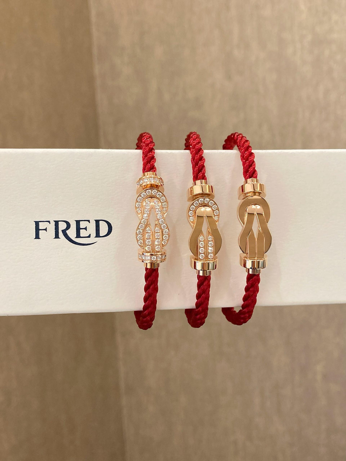 FRED ✨선물과 함께 사랑의 흔적을 남겨보세요! 당신의 사랑을 당신의 손에 착용하십시오!