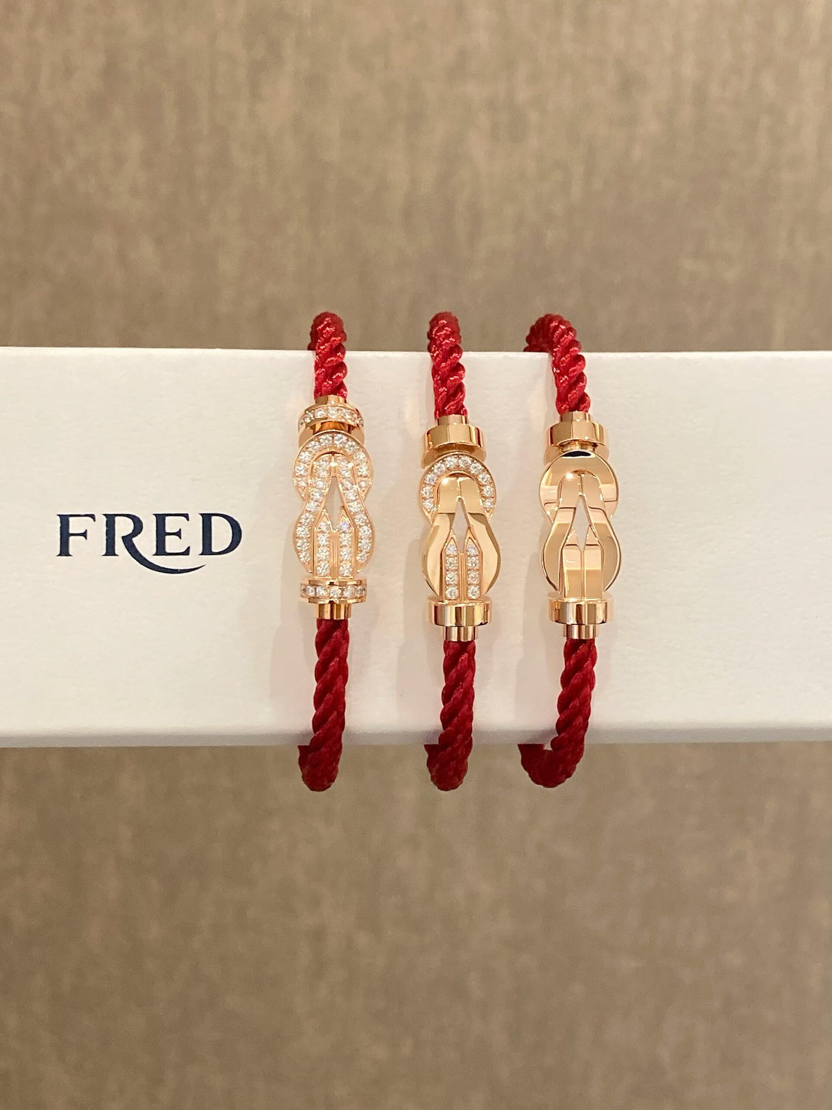 FRED ✨선물과 함께 사랑의 흔적을 남겨보세요! 당신의 사랑을 당신의 손에 착용하십시오!
