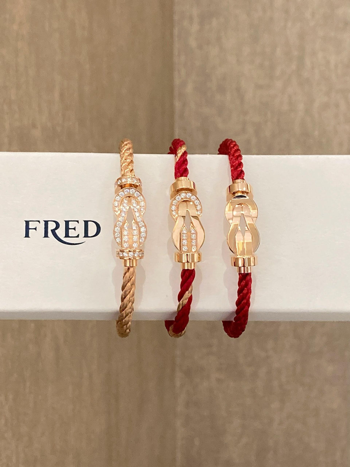 FRED ✨발랄한 느낌의 팔찌! 8개의 단어가 무한한 행운으로 당신을 보호합니다!