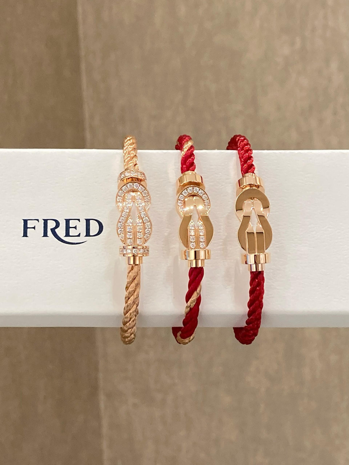 FRED ✨발랄한 느낌의 팔찌! 8개의 단어가 무한한 행운으로 당신을 보호합니다!