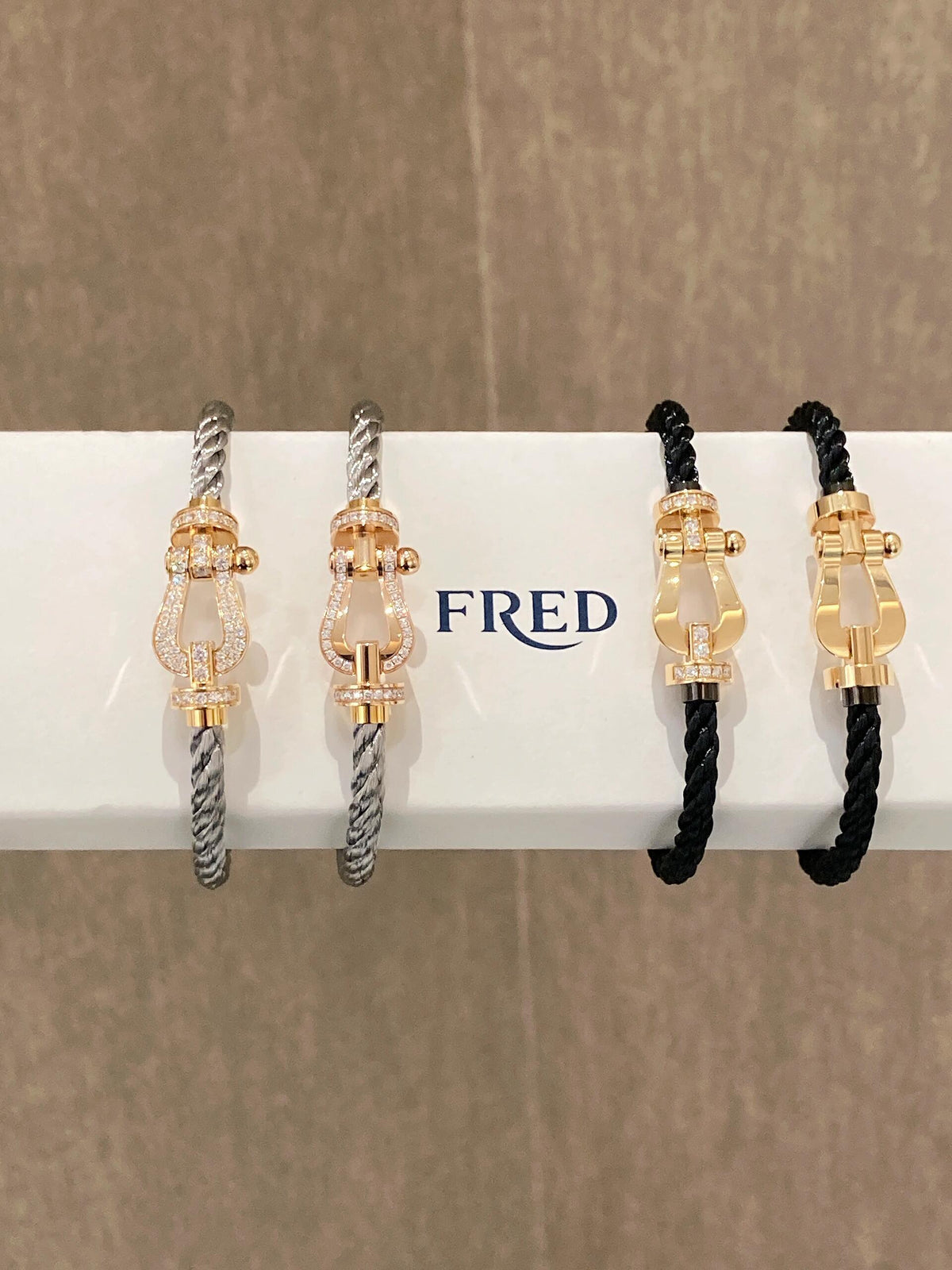FRED 블랙과 골드의 조합이 너무 멋져 남신의 주얼리 매치!