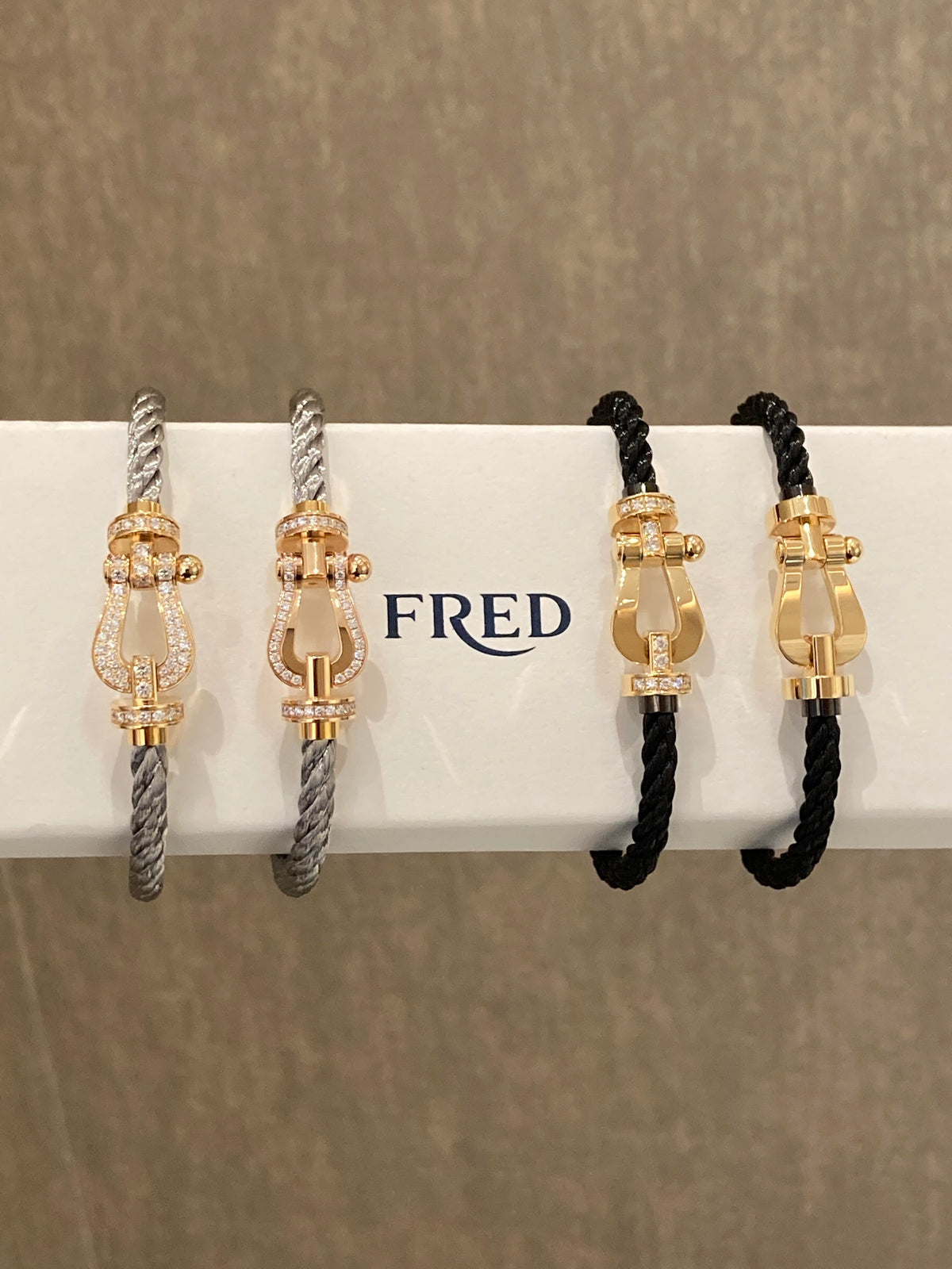 FRED 블랙과 골드의 조합이 너무 멋져 남신의 주얼리 매치!
