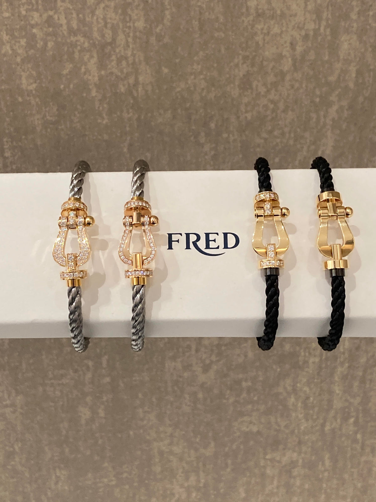 FRED 블랙과 골드의 조합이 너무 멋져 남신의 주얼리 매치!