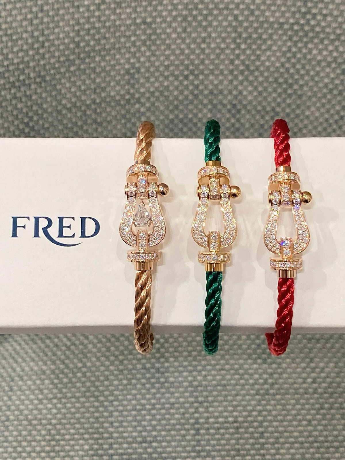 FRED 🎄크리스마스 시즌, 가장 사랑하는 사람에게 선물을 선물하세요🎁! 프레드 팔찌